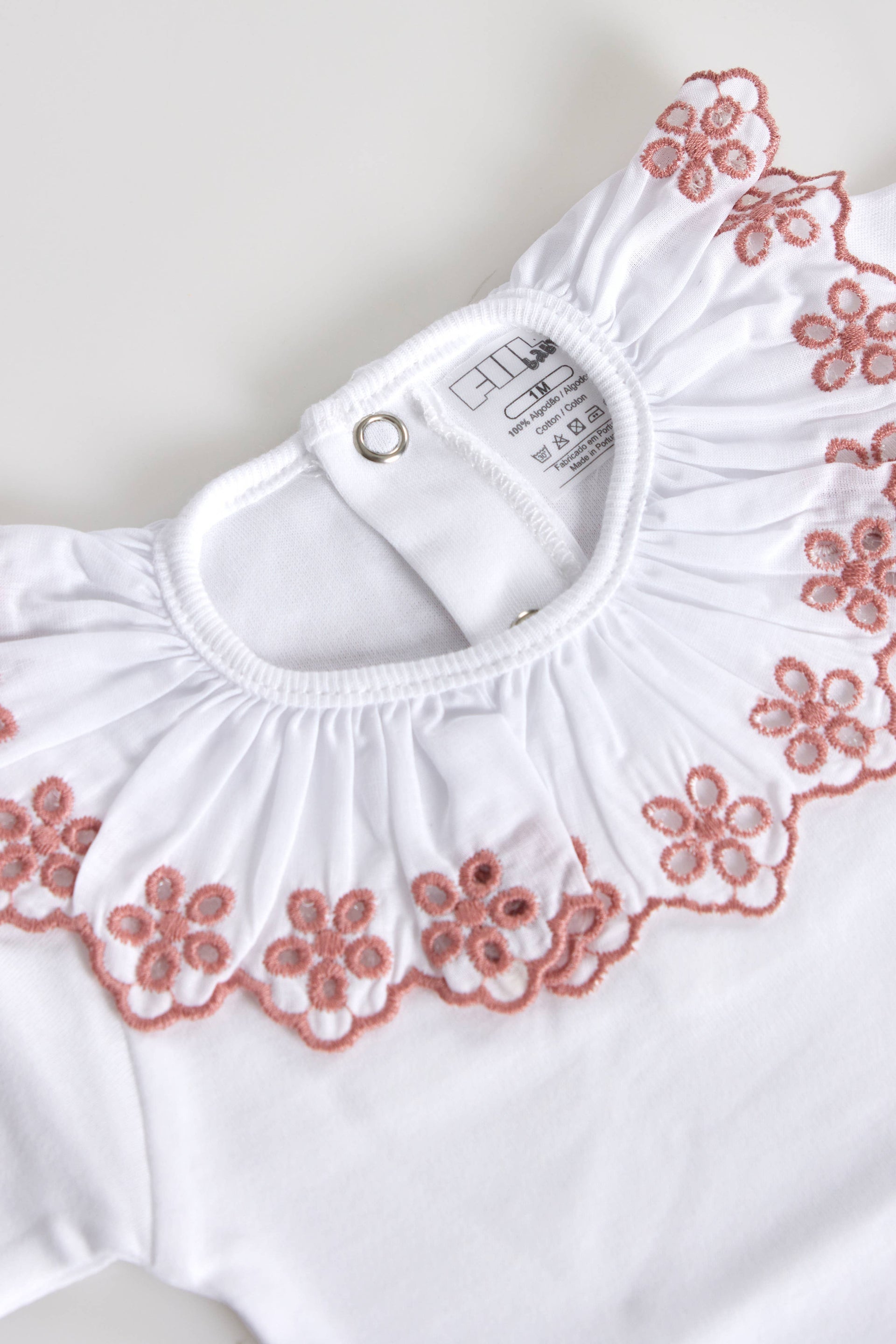 Elegante Babyromper met Geborduurde Kraag